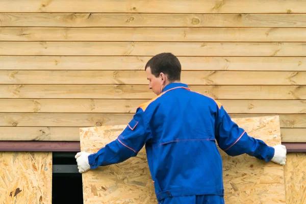 Understanding Vinyl and Aluminum Siding: Maintenance and Replacement Insights